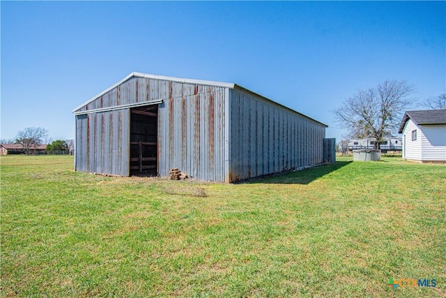 view of pole building featuring a lawn