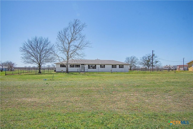 view of front of house featuring a front lawn and fence