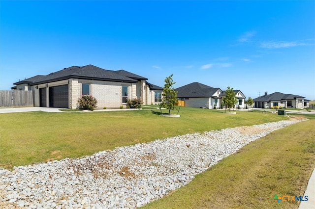 view of front of property featuring a front yard