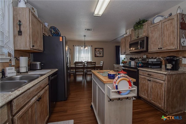 kitchen with a sink, stainless steel microwave, black range with electric cooktop, dark wood finished floors, and dishwashing machine