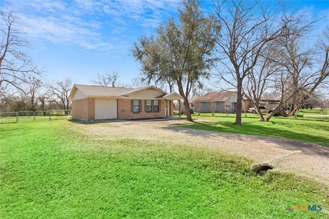 view of front of property featuring brick siding, a front lawn, and fence