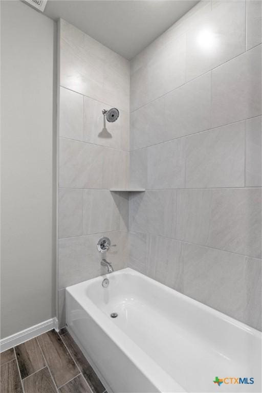 bathroom featuring tiled shower / bath combo