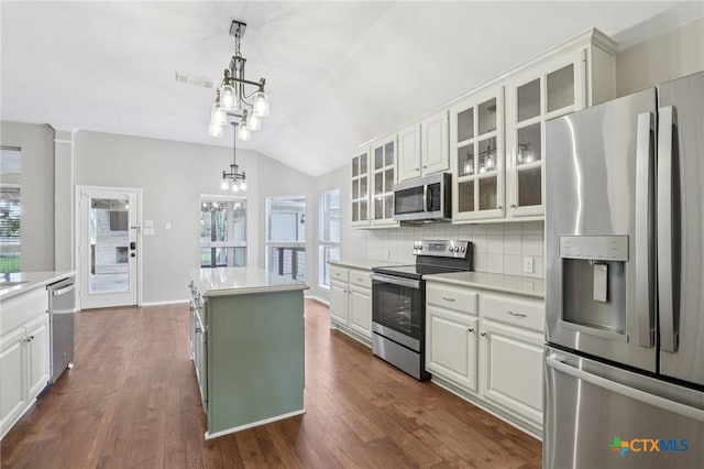 251 Las Brisas Blvd, Seguin, TX 78155 - kitchen with stainless steel appliances, a chandelier, light countertops, lofted ceiling, and backsplash