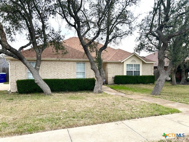 view of front of home featuring a front yard