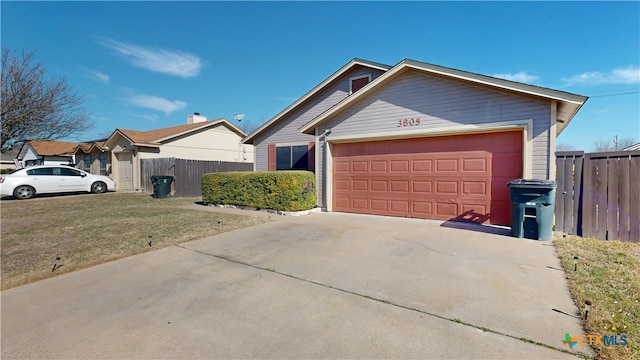 ranch-style house featuring fence and a front lawn