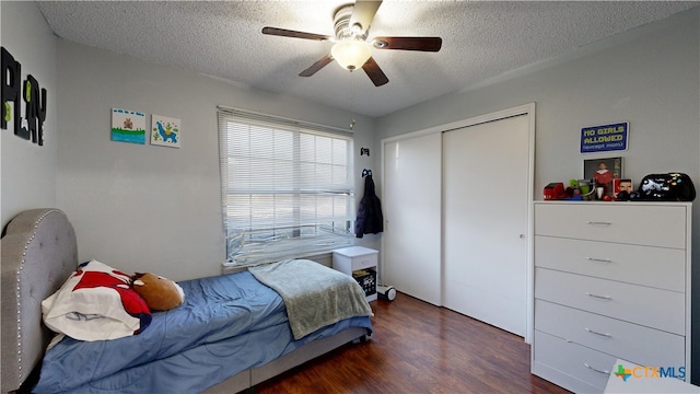 bedroom with a ceiling fan, wood finished floors, a textured ceiling, and a closet