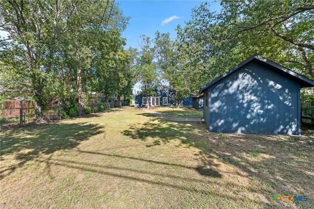 view of yard with a storage shed