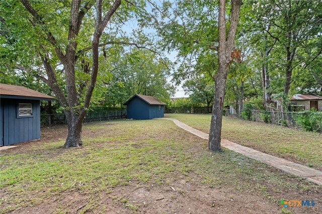 view of yard featuring a shed