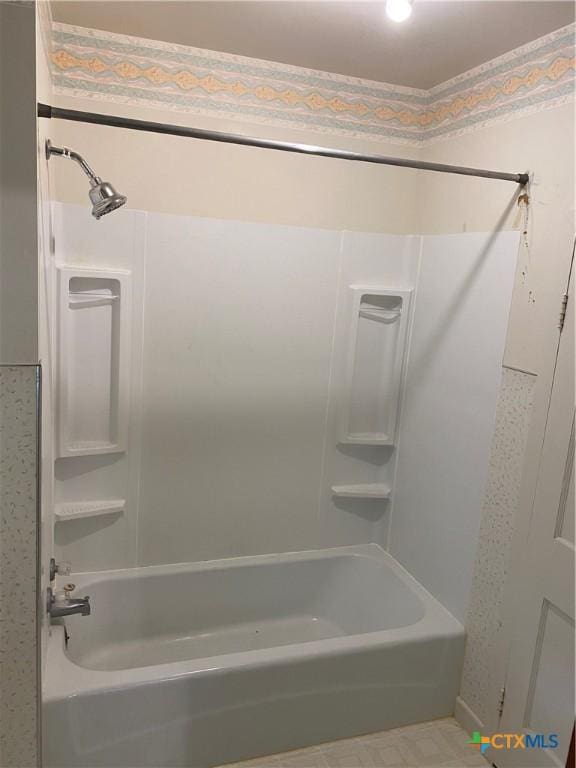 589 Bluebonnet Ln, Yoakum, TX 77995 - bathroom with  shower combination