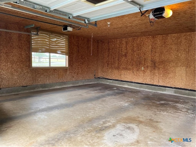 589 Bluebonnet Ln, Yoakum, TX 77995 - garage featuring a garage door opener