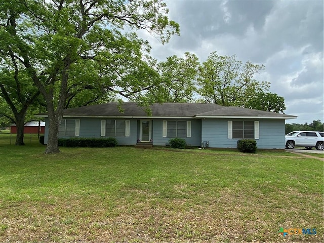 589 Bluebonnet Ln, Yoakum, TX 77995 - ranch-style house with a front lawn