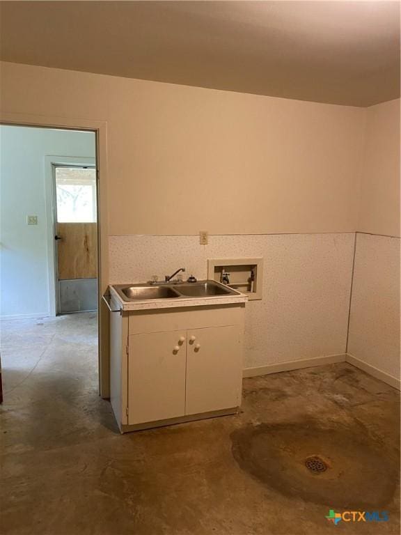 589 Bluebonnet Ln, Yoakum, TX 77995 - washroom featuring baseboards, a sink, and hookup for a washing machine