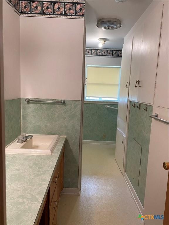 589 Bluebonnet Ln, Yoakum, TX 77995 - bathroom with vanity