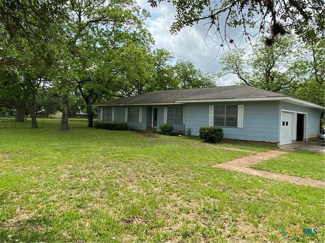 589 Bluebonnet Ln, Yoakum, TX 77995 - ranch-style home featuring a front yard and a garage