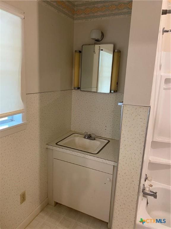 589 Bluebonnet Ln, Yoakum, TX 77995 - full bathroom featuring vanity and a tub to relax in