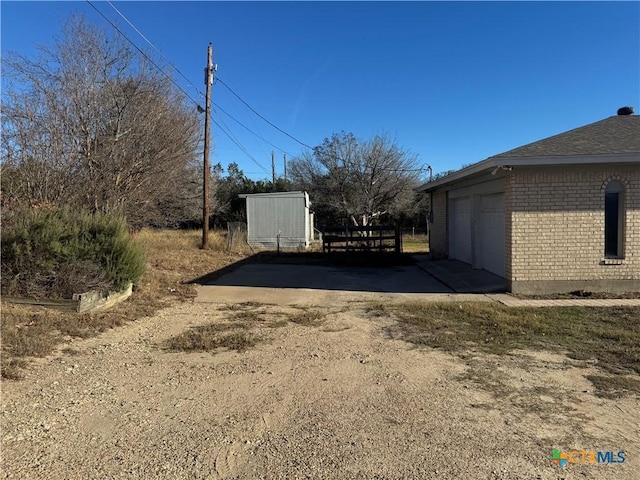 view of yard featuring an outdoor structure and a garage