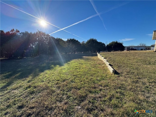 view of yard featuring a rural view