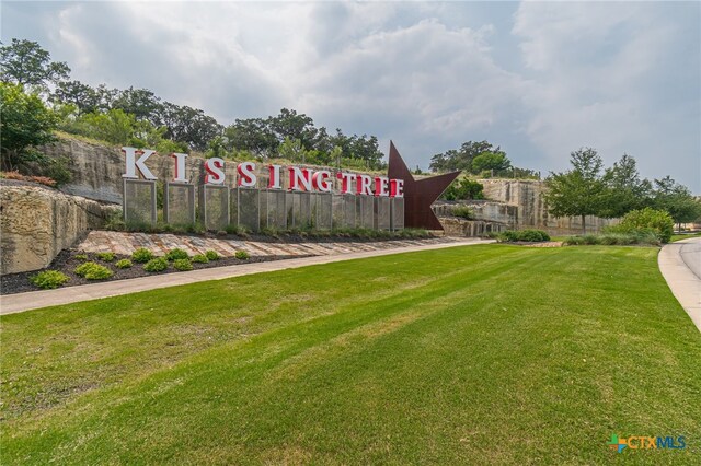 community sign with a lawn