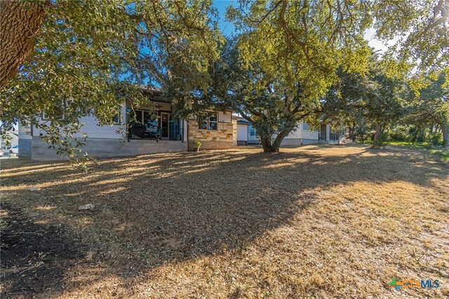 view of front facade featuring a front yard