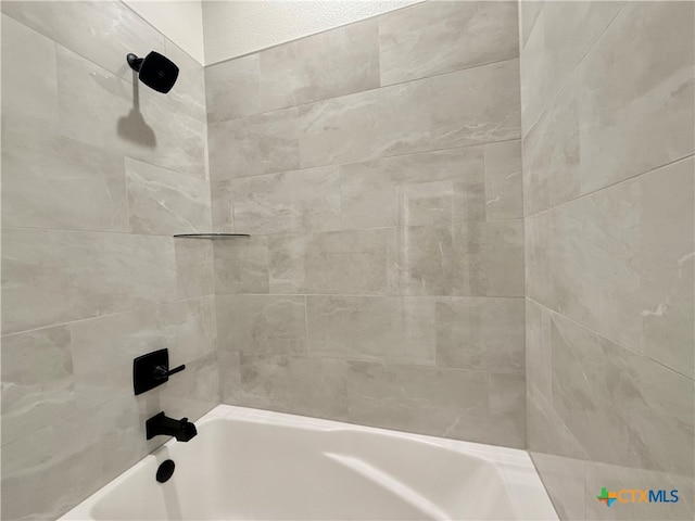 bathroom with tiled shower / bath