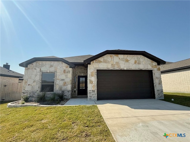 view of front facade featuring a garage and a front yard