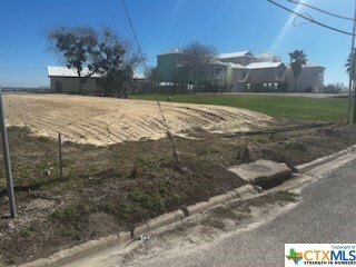 Listing photo 2 for 507 Fulton St, Port Lavaca TX 77979