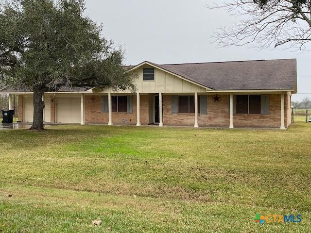 ranch-style house featuring a front yard