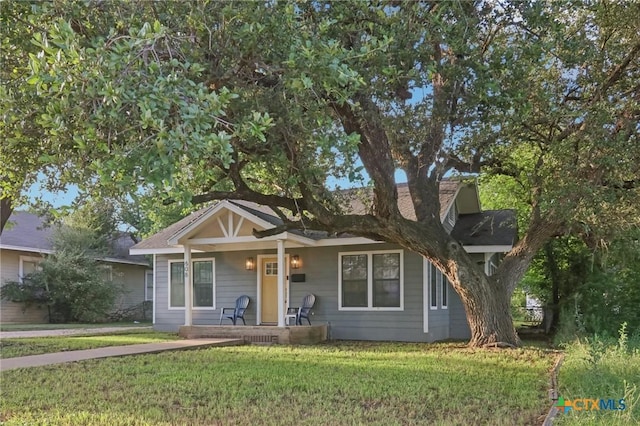 608 E 13th Ave, Belton, TX 76513 - bungalow with a porch and a front yard