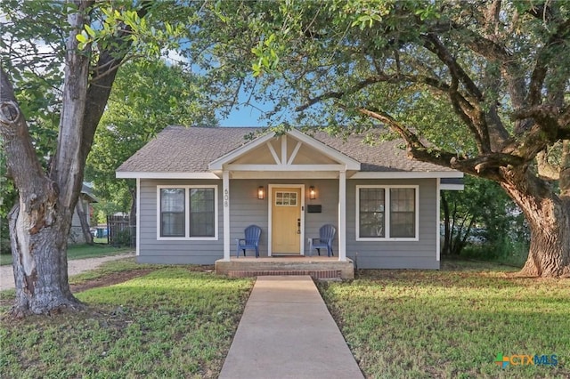 608 E 13th Ave, Belton, TX 76513 - bungalow with a porch, a front yard, and a shingled roof