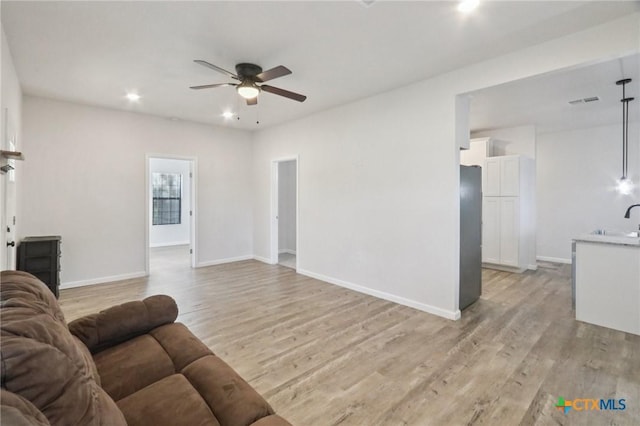 608 E 13th Ave, Belton, TX 76513 - living area with ceiling fan, light wood-type flooring, and recessed lighting