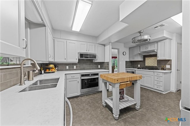 3921 Cripple Creek Dr, Temple, TX 76502 - kitchen with appliances with stainless steel finishes, a sink, tasteful backsplash, and light countertops