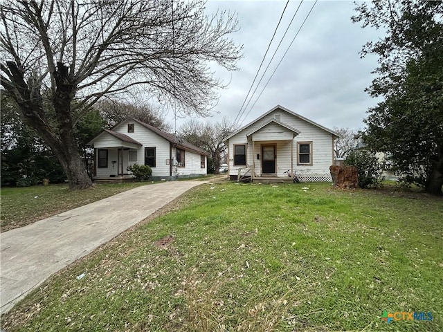 bungalow-style house featuring a front lawn