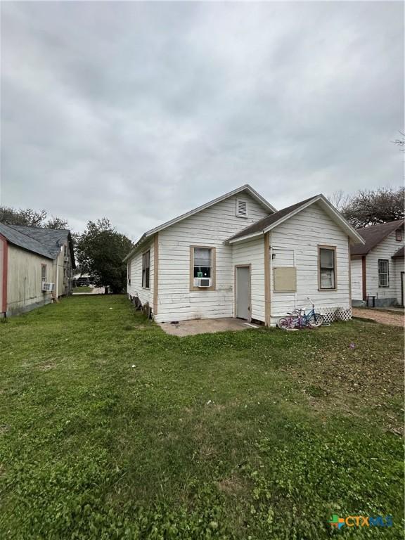 view of front of property with a front lawn