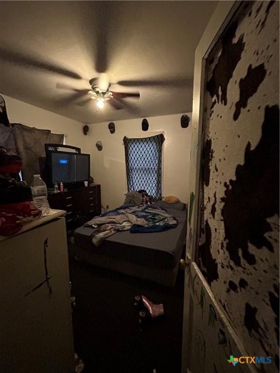 bedroom featuring a ceiling fan