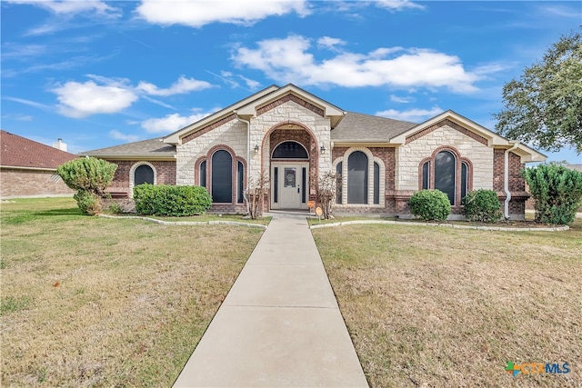 view of front facade featuring a front lawn