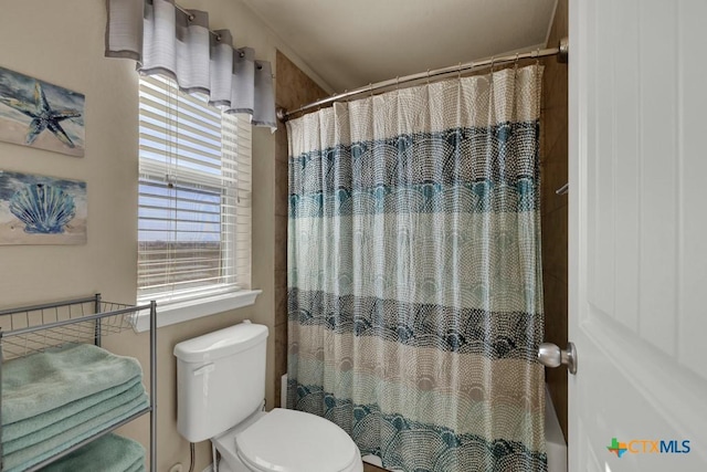 full bathroom featuring curtained shower and toilet