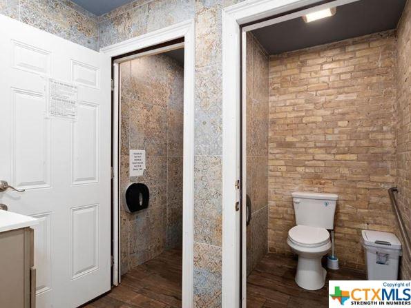 401 Lott St, Yoakum, TX 77995 - photo 11