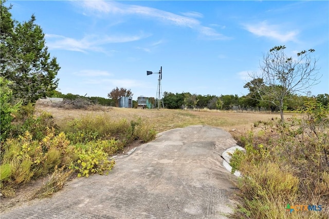 view of yard featuring a rural view