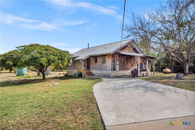 view of front of home featuring a front lawn