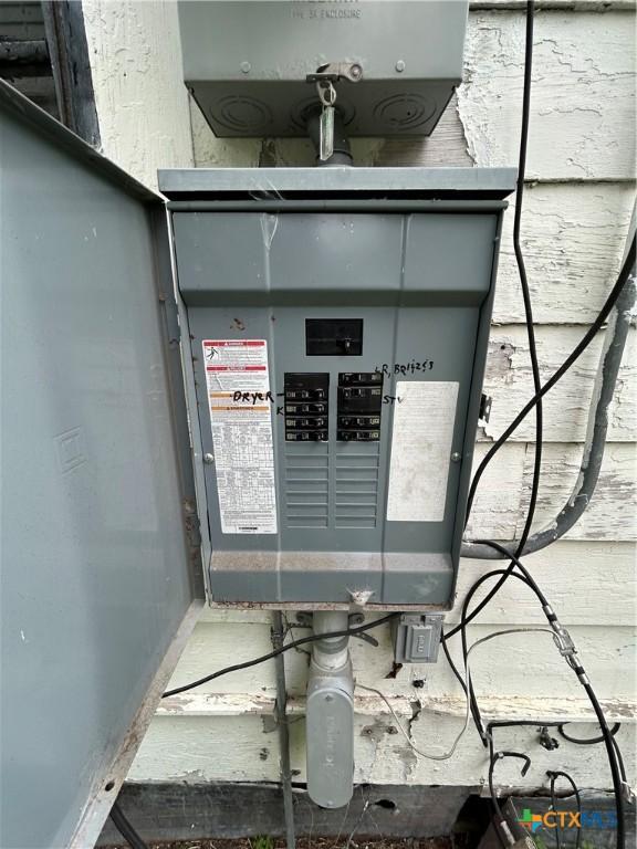 1511 E Constitution St, Victoria, TX 77901 - utilities featuring electric panel