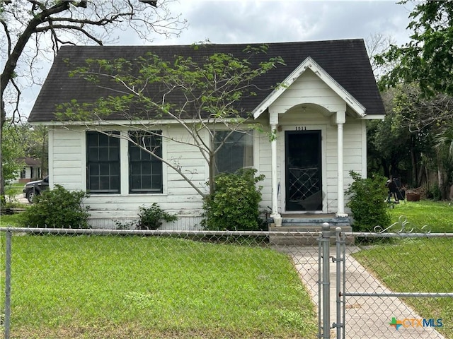 1511 E Constitution St, Victoria, TX 77901 - view of front facade featuring a gate and roof with shingles