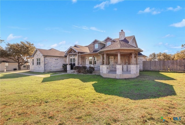 view of front of property featuring a front yard