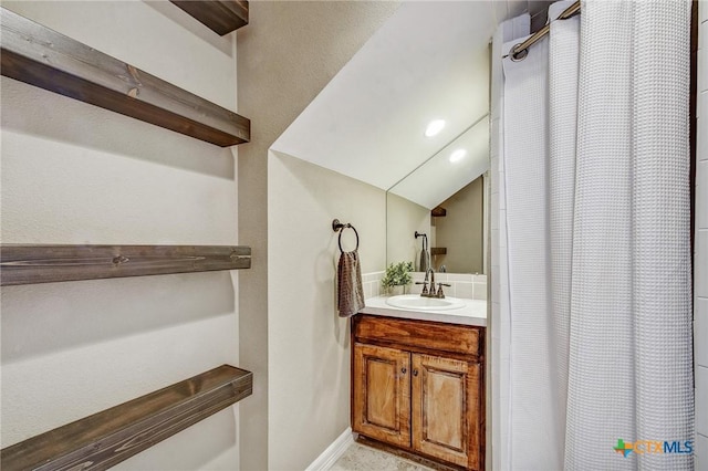 63 Hunters Point Dr, New Braunfels, TX 78132 - full bathroom featuring vanity, lofted ceiling, and a shower with curtain