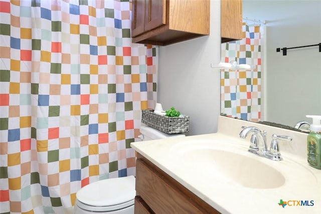 319 Silverado Trl, Victoria, TX 77901 - bathroom featuring curtained shower, vanity, and toilet
