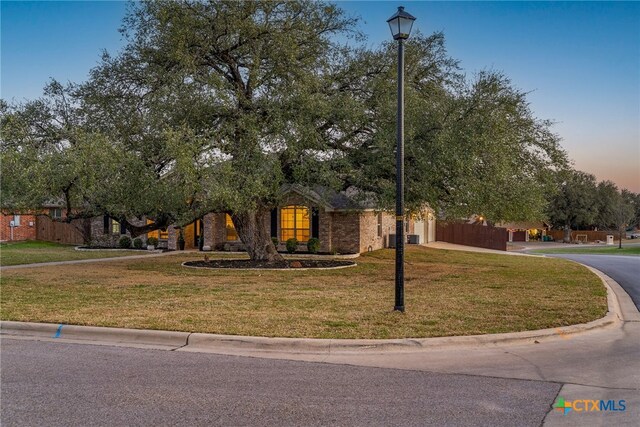 view of front of property featuring driveway, a garage, and a front yard