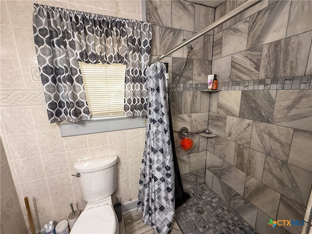 bathroom with toilet and tiled shower