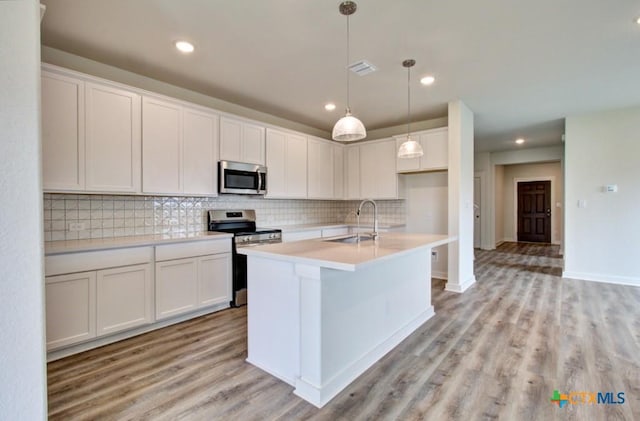 3644 Meteor Rd, New Braunfels, TX 78130 - kitchen with light wood-style flooring, a sink, appliances with stainless steel finishes, and tasteful backsplash