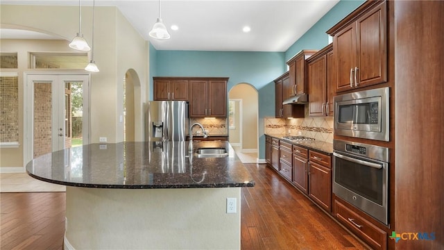 322 Wauford Way, New Braunfels, TX 78132 - kitchen with appliances with stainless steel finishes, a sink, arched walkways, dark wood-style floors, and recessed lighting