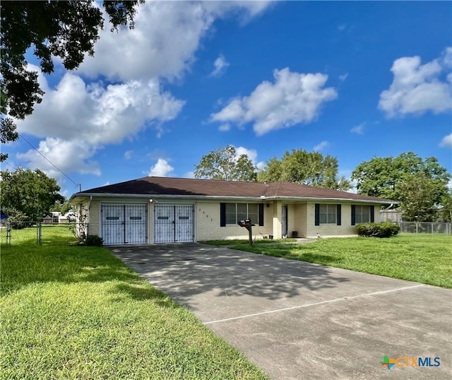 ranch-style house featuring a front lawn