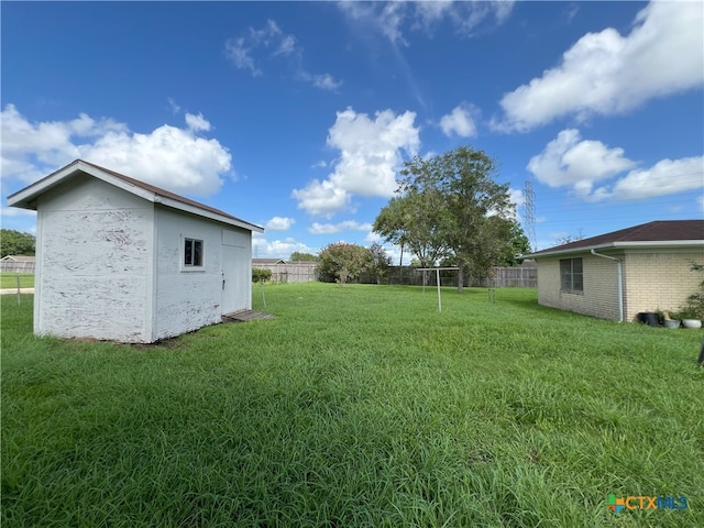 view of yard featuring a shed